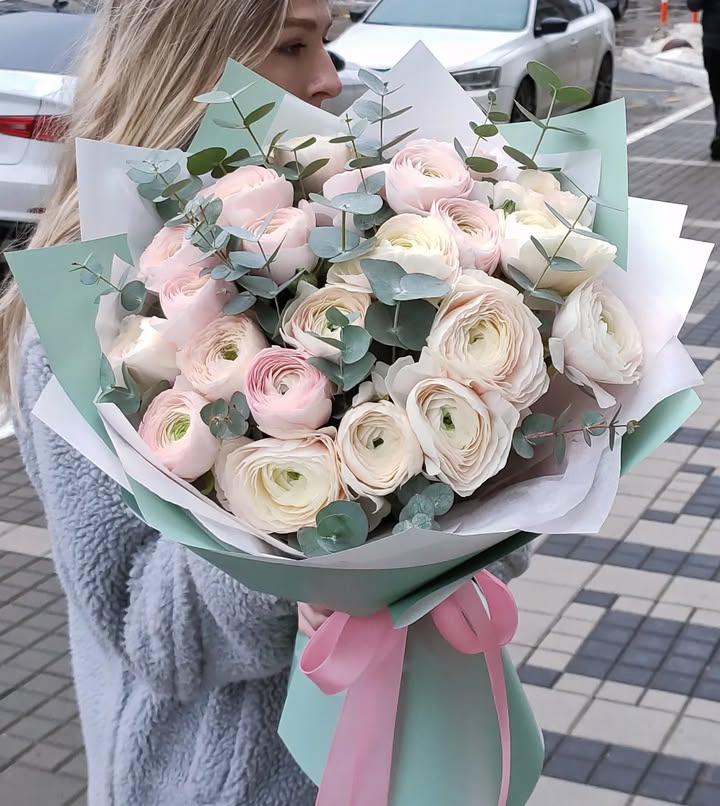 Букет Ніжність 🌺 — Елегантний збірний букет з ранункулюсів