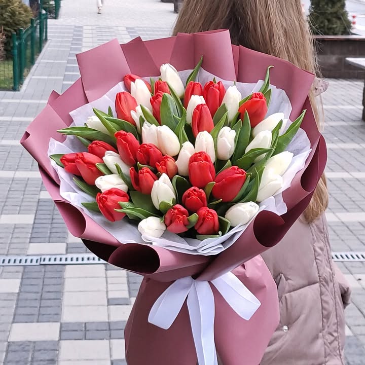 Букет чарівних тюльпанів з доставкою