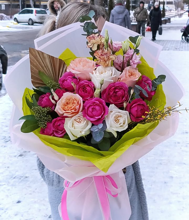 Стильний авторський букет з троянд і квітів