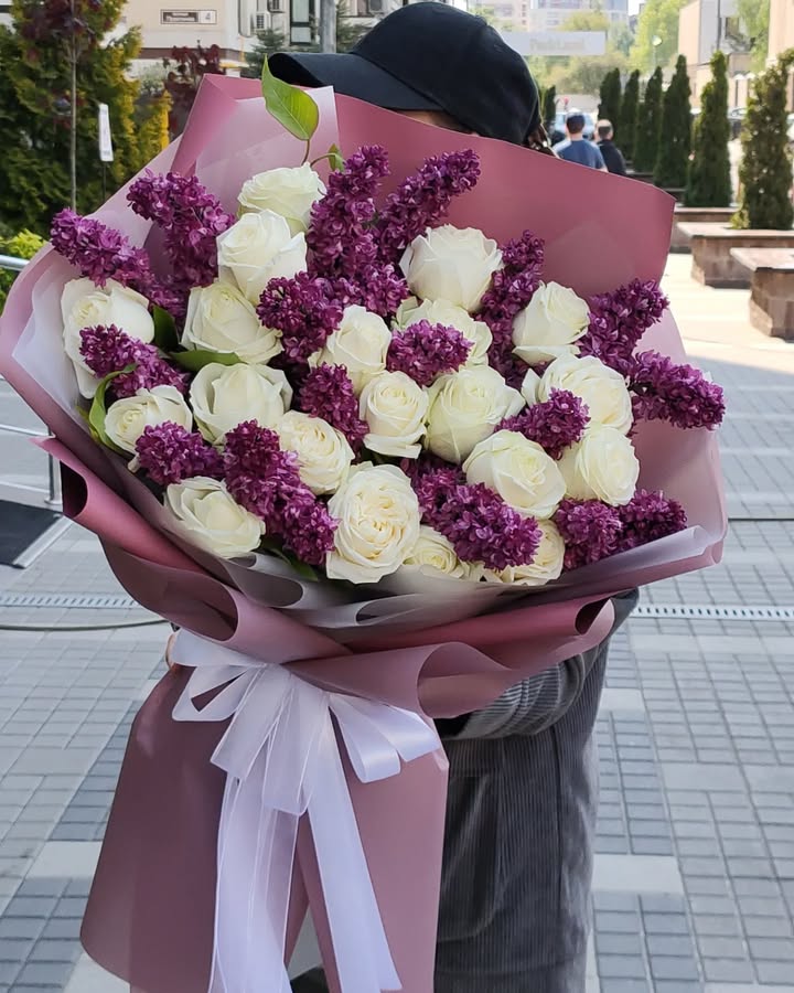 Подарунковий букет з білими трояндами та сиреню