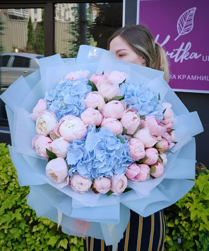 Подарунковий букет з гортензією та піонами