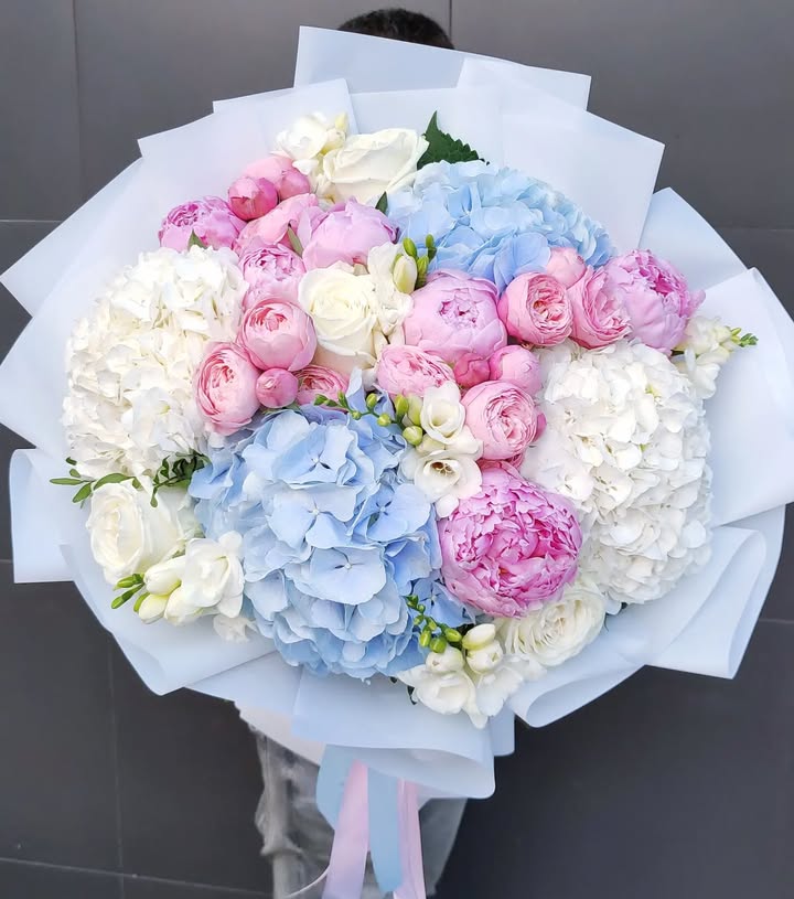 Подарунковий букет з гортензіями та піонами 🌸