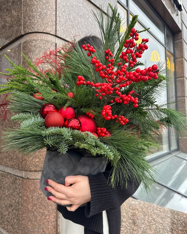 Ароматний зимовий букет з червоними ягодами і ялицевою гілкою