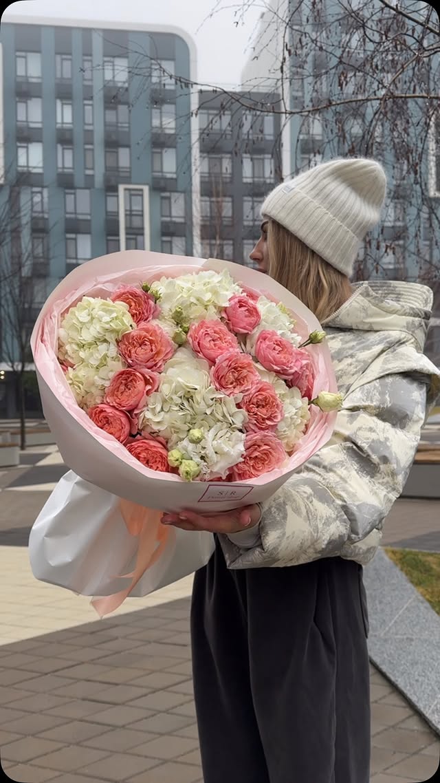 Букет троянд та гортензій в ніжній палітрі