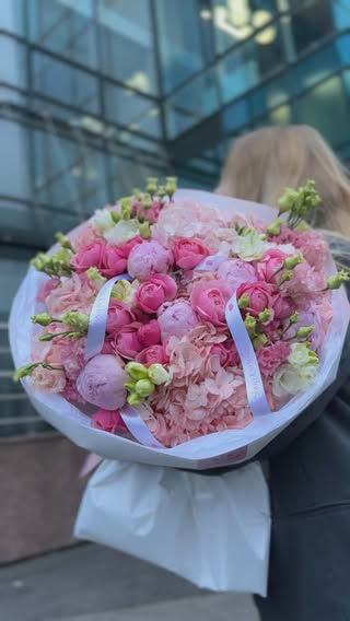 Елегантний букет з півоній та троянд у ніжних тонах