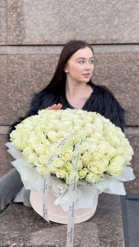 Букет з білих троянд Athena в коробці