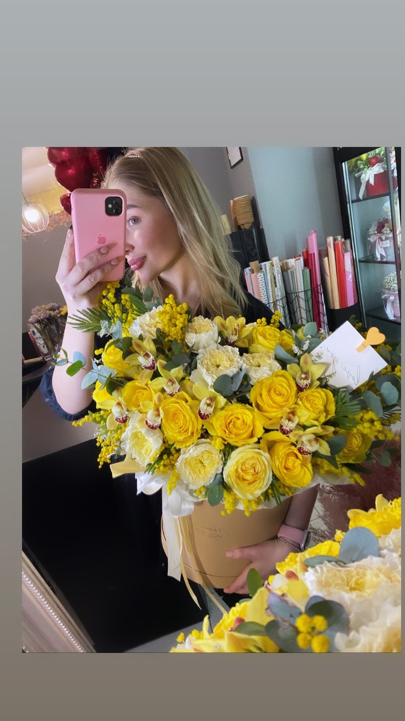 Велика королівська коробка з жовтими трояндами та орхідеями
