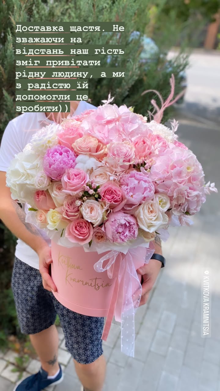 Рожевий букет у капелюшній коробці з піонами та трояндами
