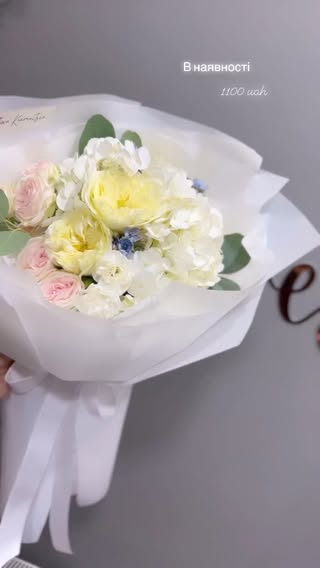 Букет з білих і світло-рожевих півонієподібних троянд із зеленню