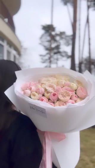 Букет ніжних півоневидних троянд ніжно-рожевого та кремового відтінків