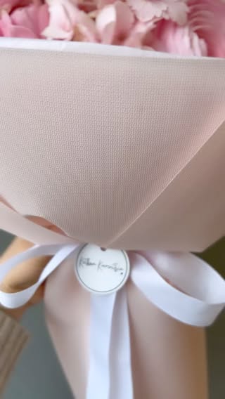 Букет ніжно-рожевих півоній у стильній обгортці
