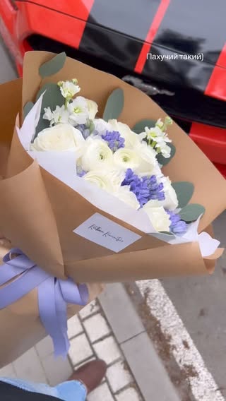Букет з білих ранункулюсів та бузкових квітів з евкаліптом