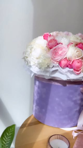 Елегантна квіткова композиція в лавандовій коробці з рожевими та білими півонієподібними трояндами