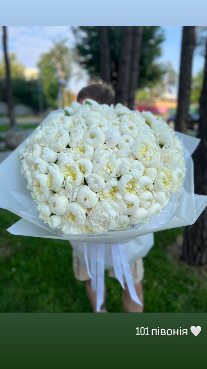Букет із 101 білої піона