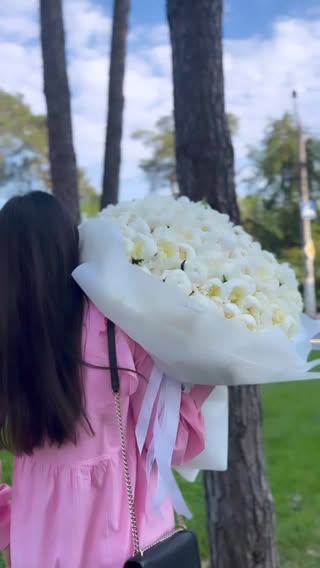 Великий букет білих троянд у стильному пакуванні