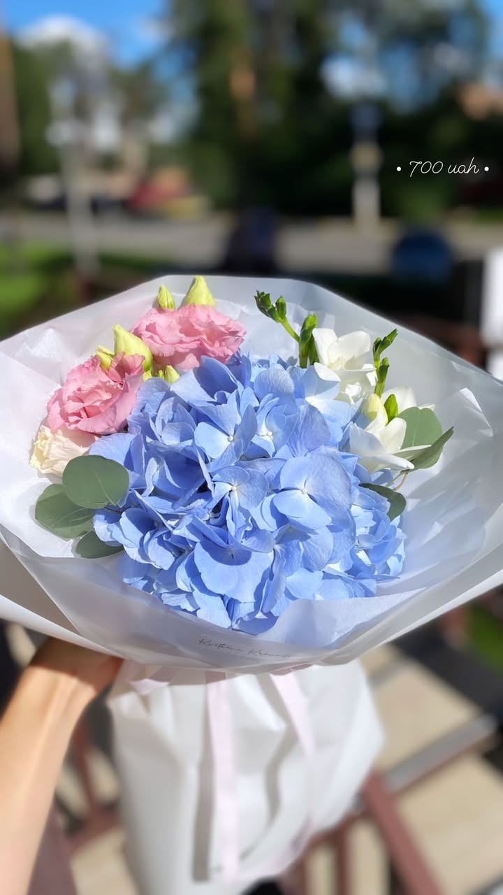 Букет з голубою гортензією та рожевими еустомами