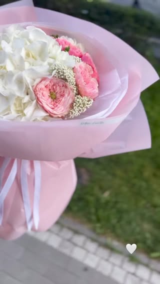Букет з білої гортензії та рожевих ранункулюсів