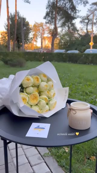 Букет кремово-жовтих троянд у білому паперовому пакуванні