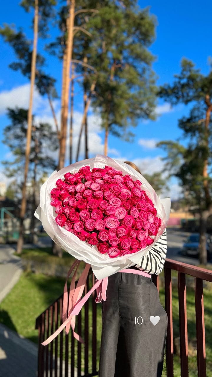 Букет з 101 рожевої троянди яскраво-рожевого кольору