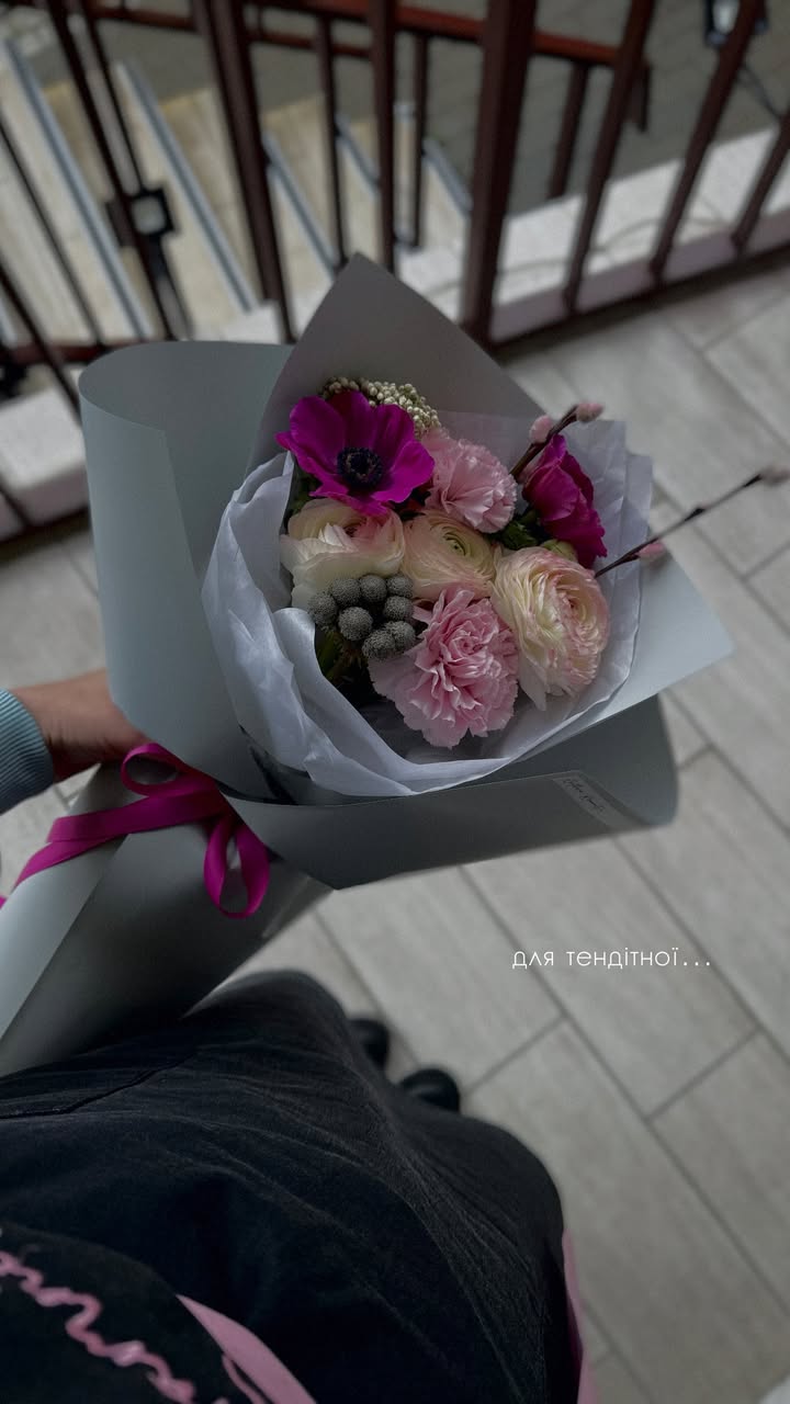 Букет ніжності з анемонами і ранункулюсами