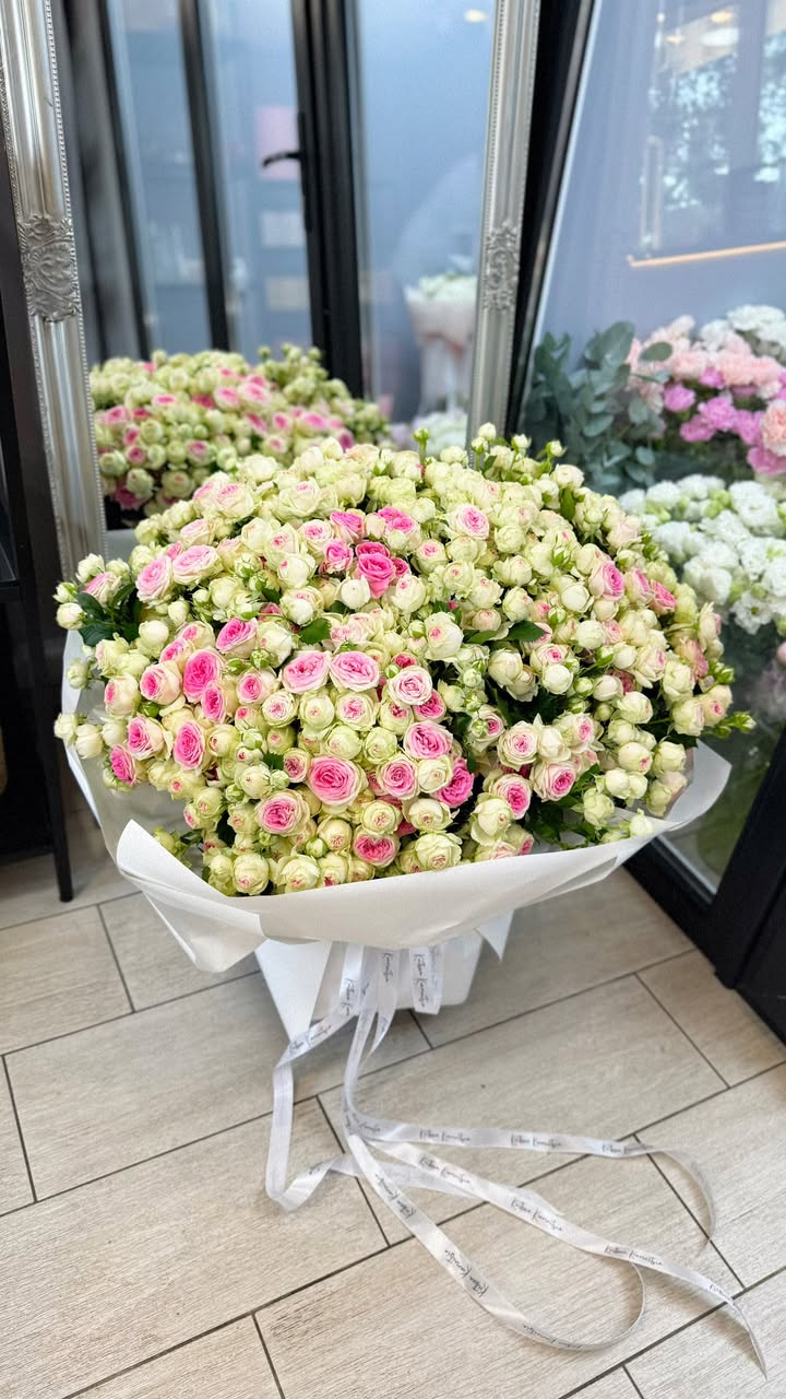 Large bouquet of white and pink peony spray roses