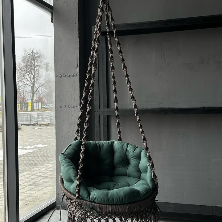 Підвісне крісло-гойдалка з макраме та м'якою зеленою подушкою