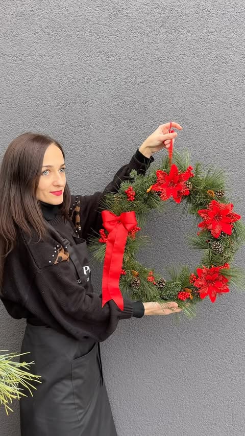 Різдвяний вінок з червоними квітами та ягодами