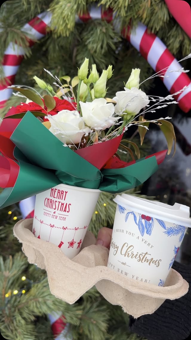 Новорічний квітковий комплімент у різдвяній упаковці