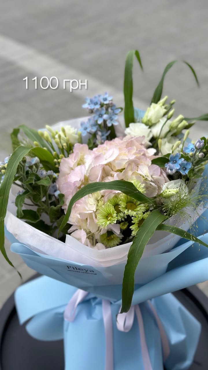 Ніжний букет із гортензією, еустомою та хризантемами в блакитному пакуванні