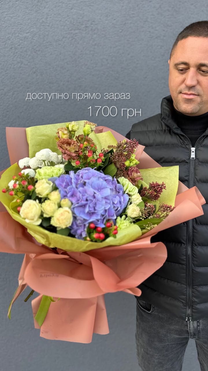 Букет із бузковою гортензією та ягодами