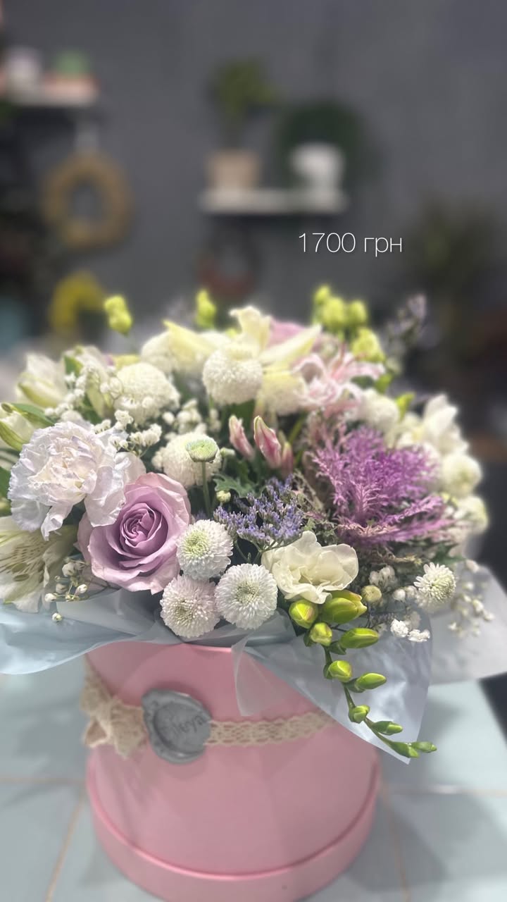 Букет Композиція у Рожевій Шляпній Коробці з Білими та Ліловими Квітами