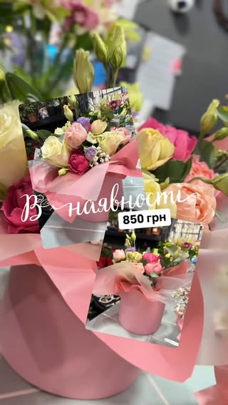 Букет у рожевій шляпній коробці з біло-рожевими трояндами та евкаліптом
