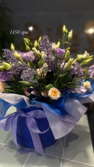 Букет у капелюшній коробці з лізіантусами та бузком сиреневого кольору