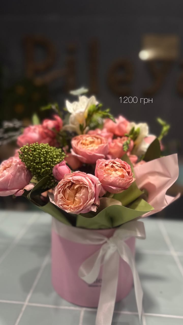 Рожевий букет з піоновидних троянд у коробці