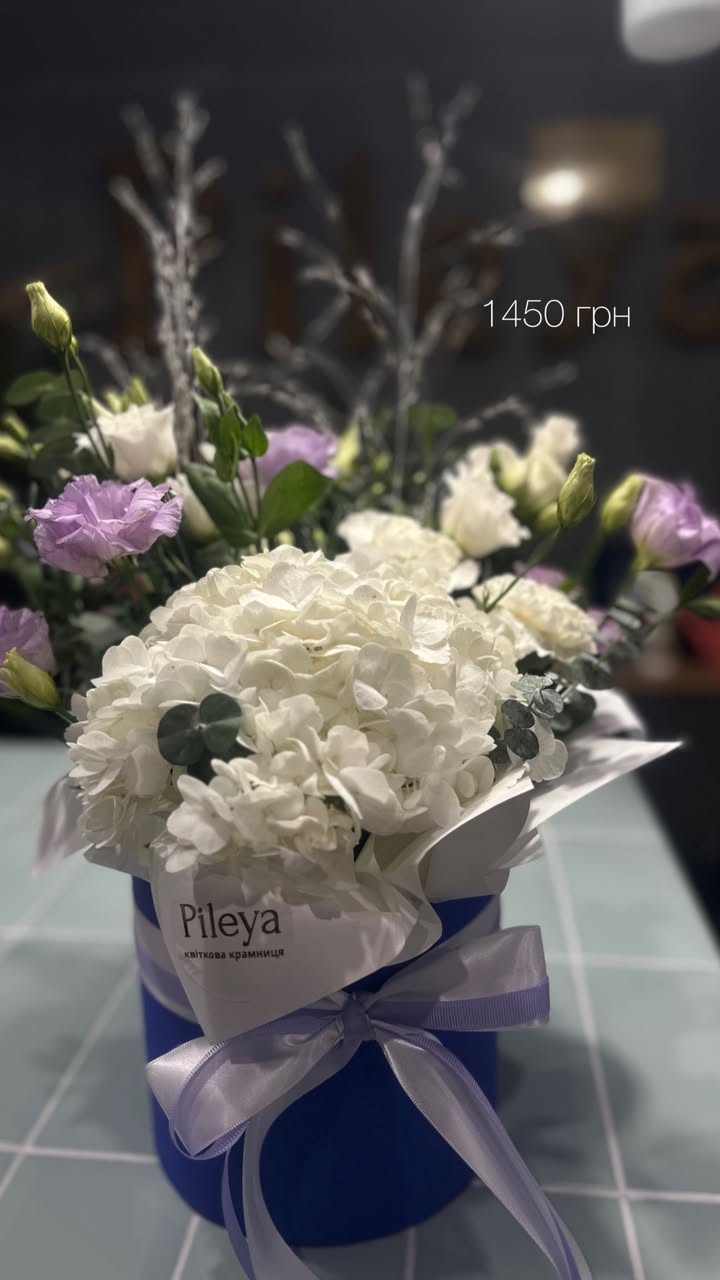 Букет у шляпній коробці з білою гортензією та еустомою