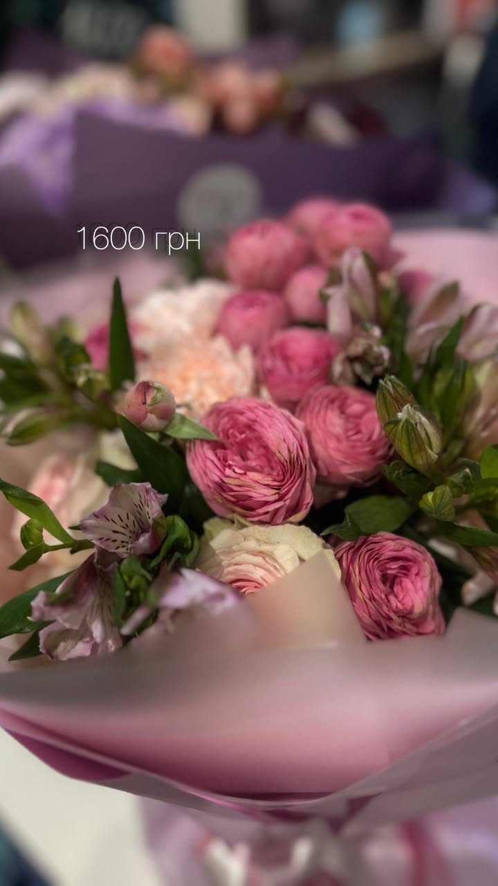 Букет із рожевих ранункулюсів та альстромерій