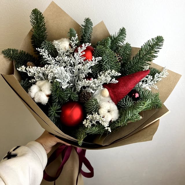 Зимовий святковий букет з ялинковими гілками, бавовною та декором