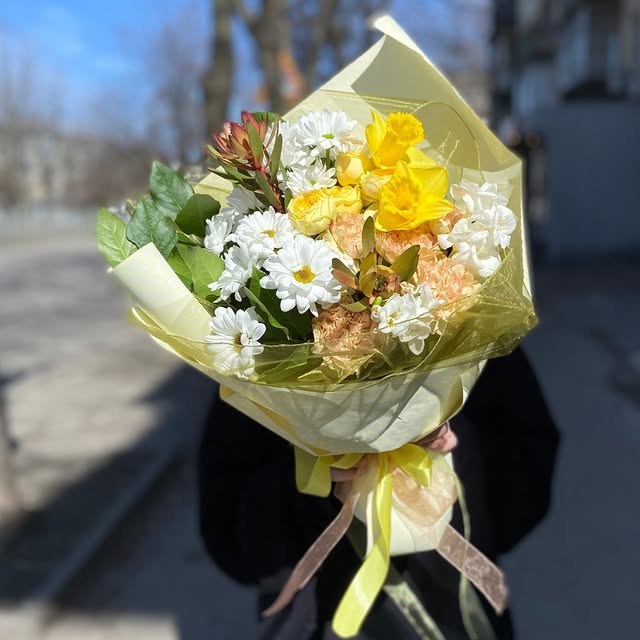 Букет з нарцисів і фрезій "Весняна свіжість"