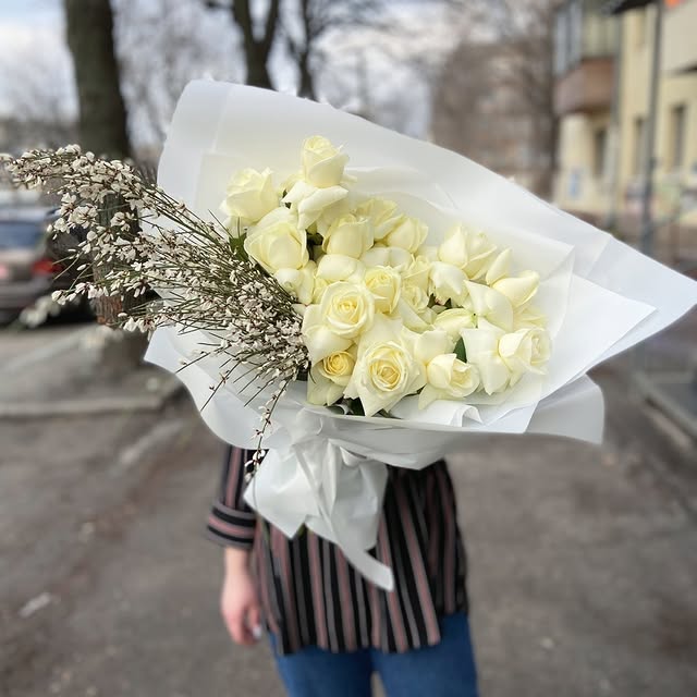 Букет з білих троянд та дженісти