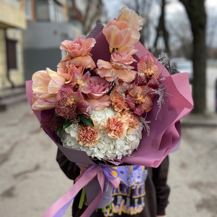 Букет з пишною гортензією, орхідеями та тюльпанами в пастельних персикових відтінках