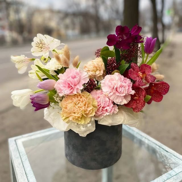 Квіткова композиція в коробці зі сумішшю ніжних та яскравих квітів