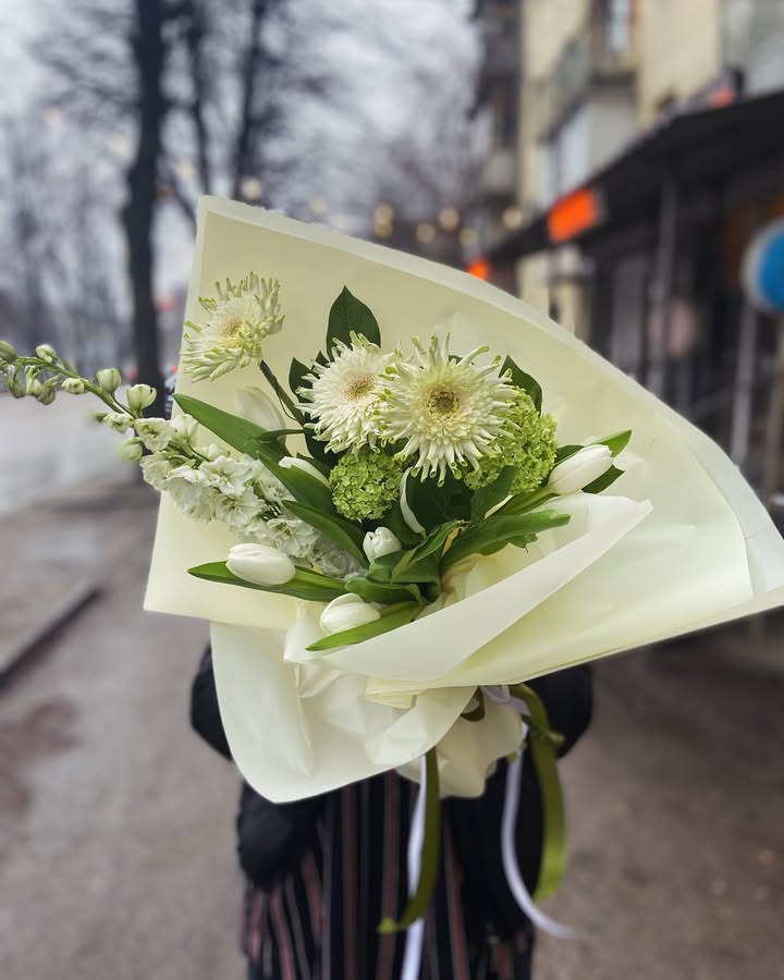 Букет із білих гербер, тюльпанів та сніжно-білих квітів