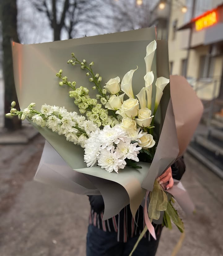 Букет з білих калл, троянд і хризантем