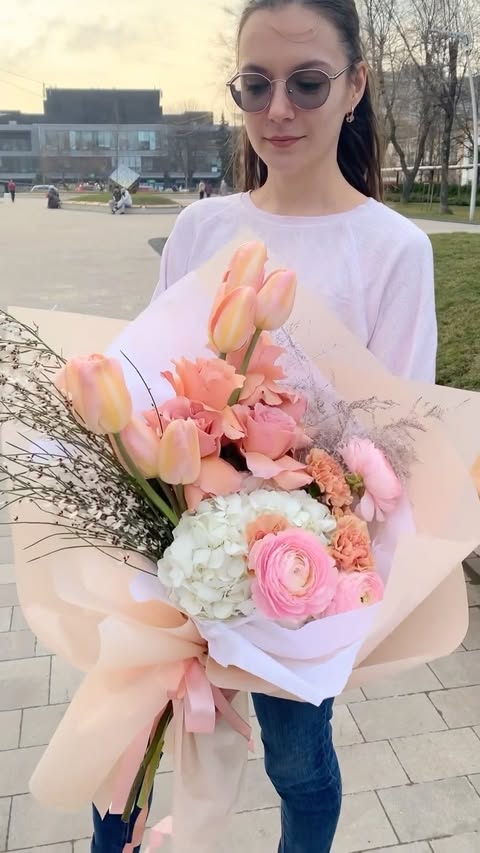 Букет із троянд та ранункулюсів з тюльпанами «Капучино»