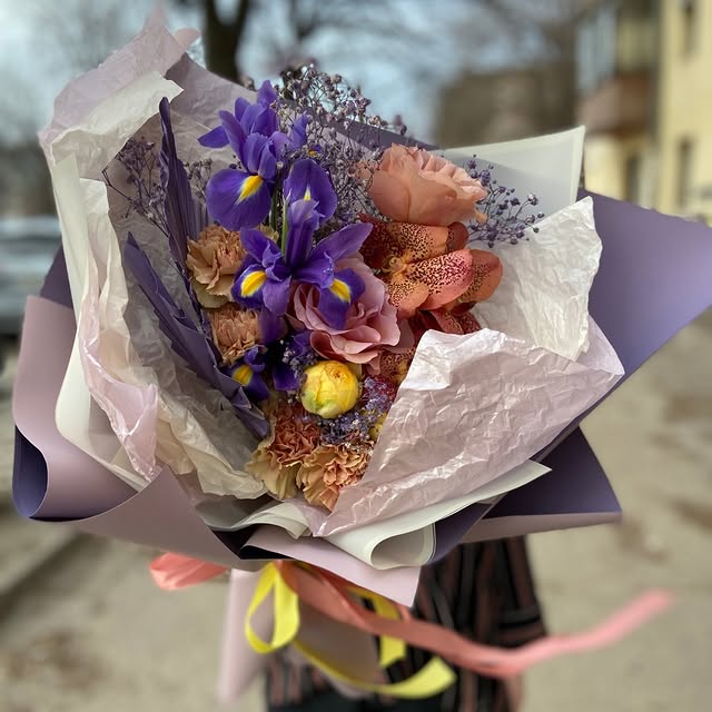 Букет з ірисами, трояндами та орхідеями елітний