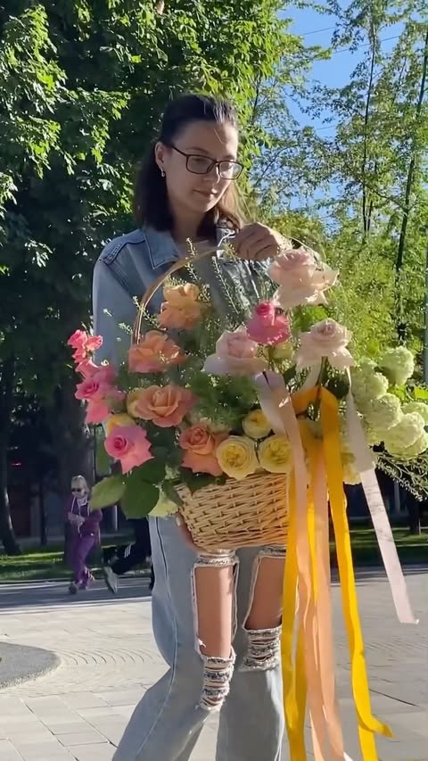 Об'ємний квітковий кошик до Дня Матері