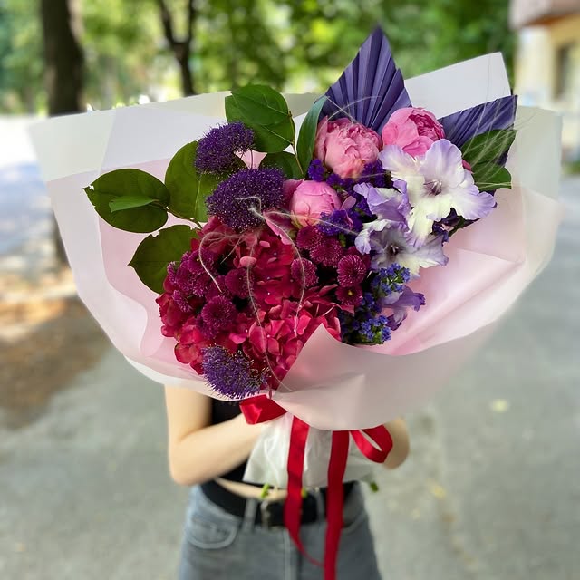 Букет із гортензії, хризантем, півоній і гладіолусів