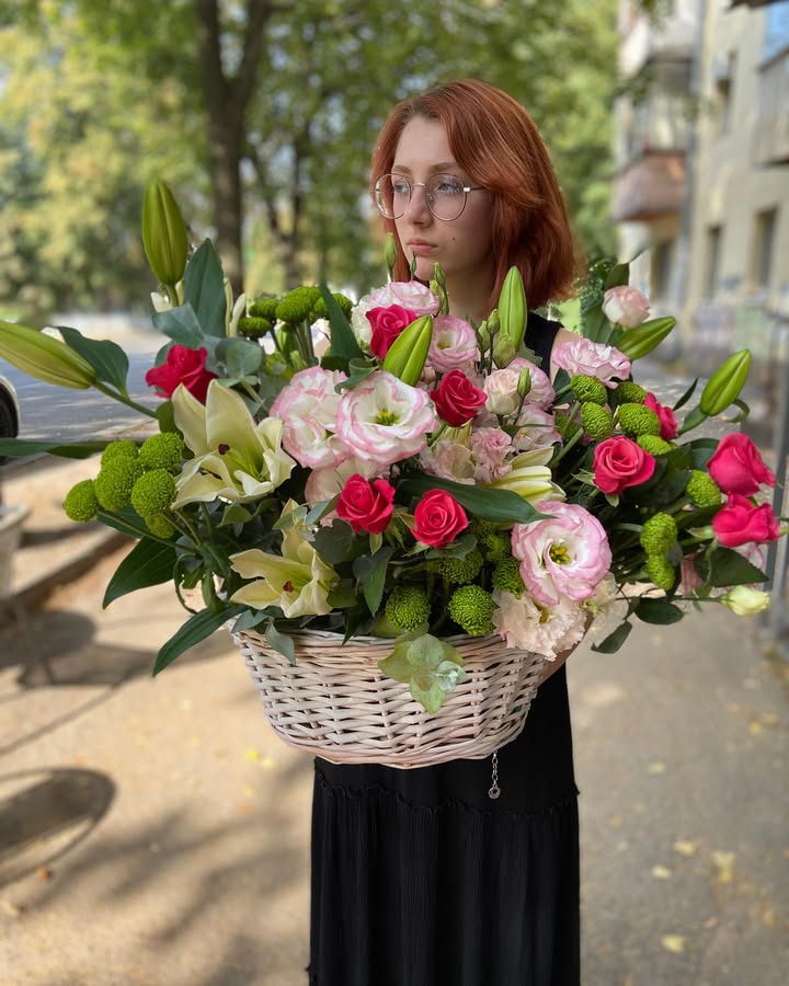 Кошик квітів з ароматними ліліями та трояндами