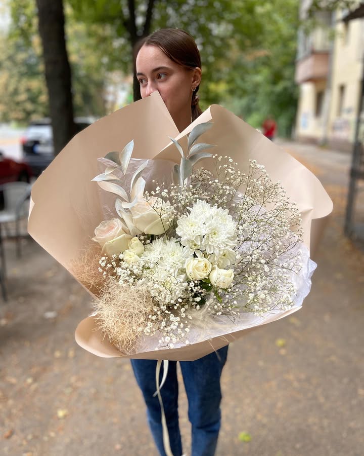 Ніжний молочно-кремовий букет з гіпсофілою та трояндами