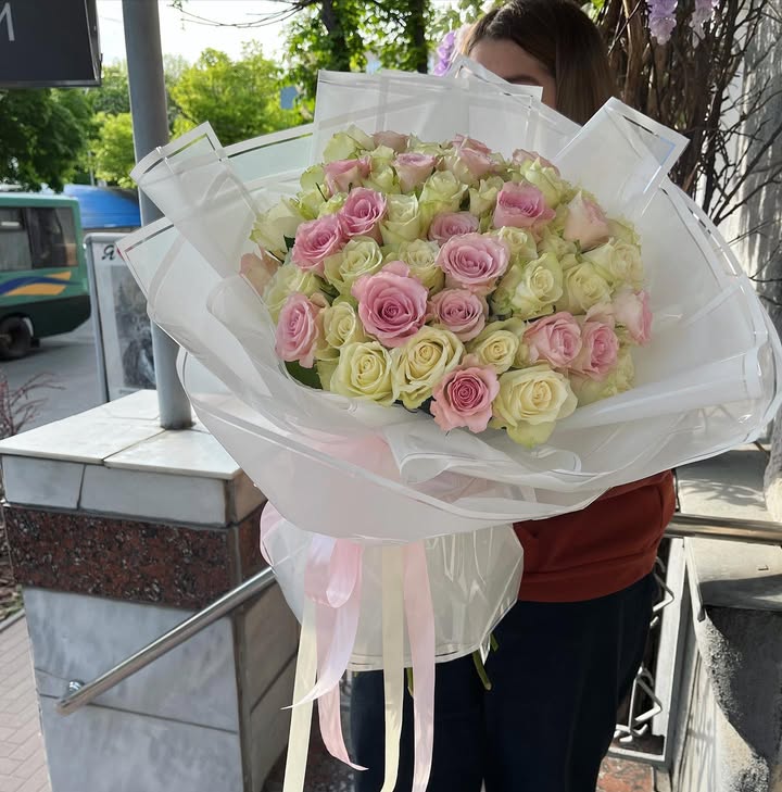 Букет з 51 троянди кремово-рожевий мікс